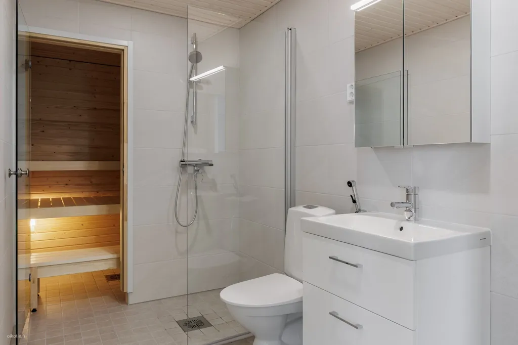 Salles de bain - Modern Two-Bedroom Apartment with Sauna in Pasila