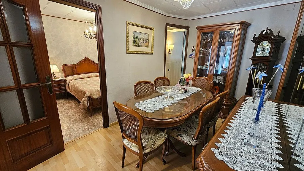 Söögituba - Flat with South-West View in Nou Eixample Sud