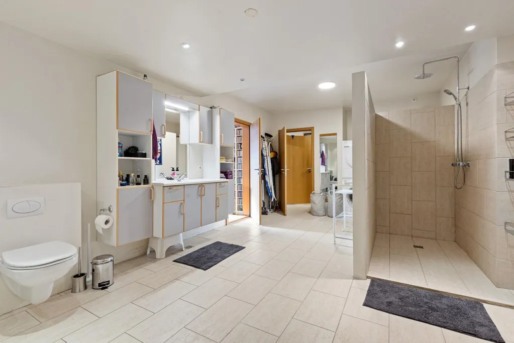 Vannitoad - Three-Storey Apartment with Sea View in Hafnarfjörður