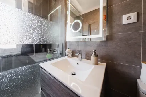 Salles de bain - Charming House with Fruit Trees in Private Setting