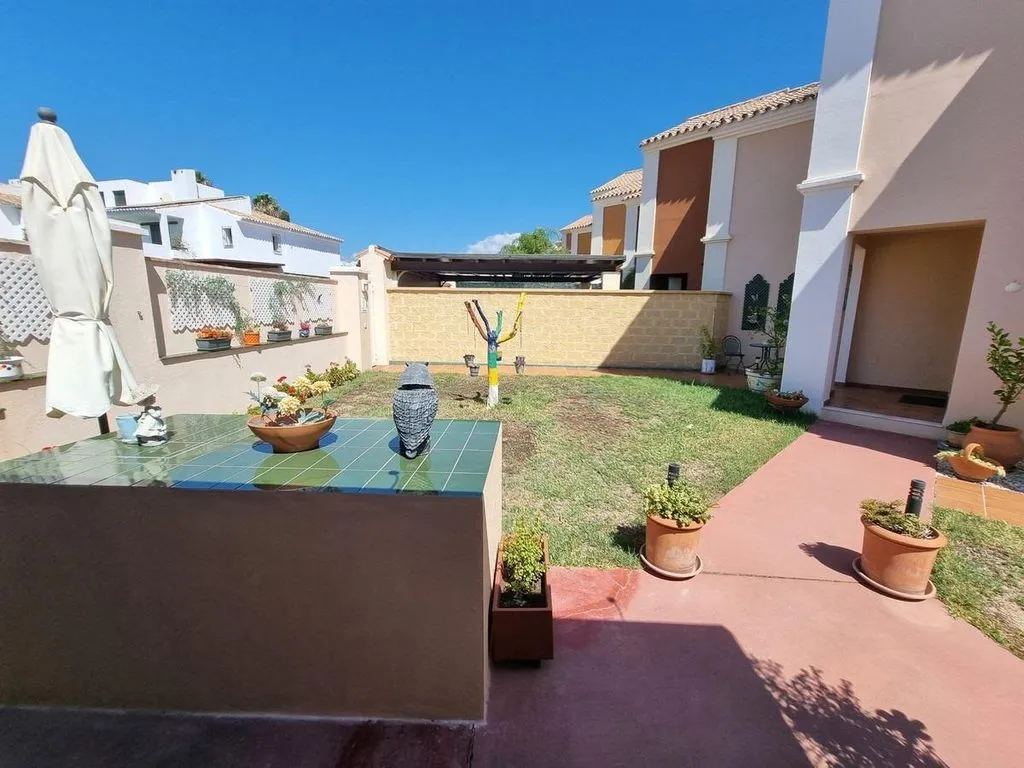 Terrass - Corner Luxury House with Pool Potential in San Pedro