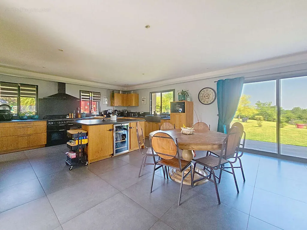 Sala da pranzo - Exceptional Property with Two Gîtes near Pont L'Evêque
