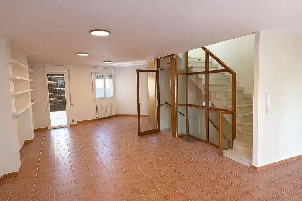 Elutuba - Triplex with Large Terrace in Horta-Guinardó