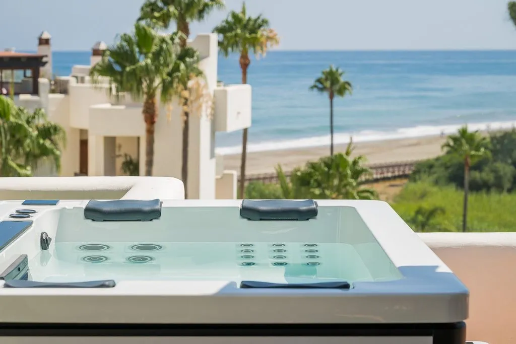 Terrasse - Beachfront Penthouse with Rooftop Spa in Estepona