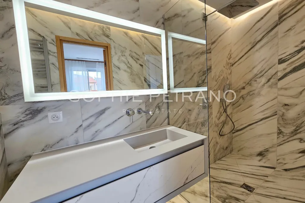 Bathrooms - Renovated Penthouse with Sea View in Cannes