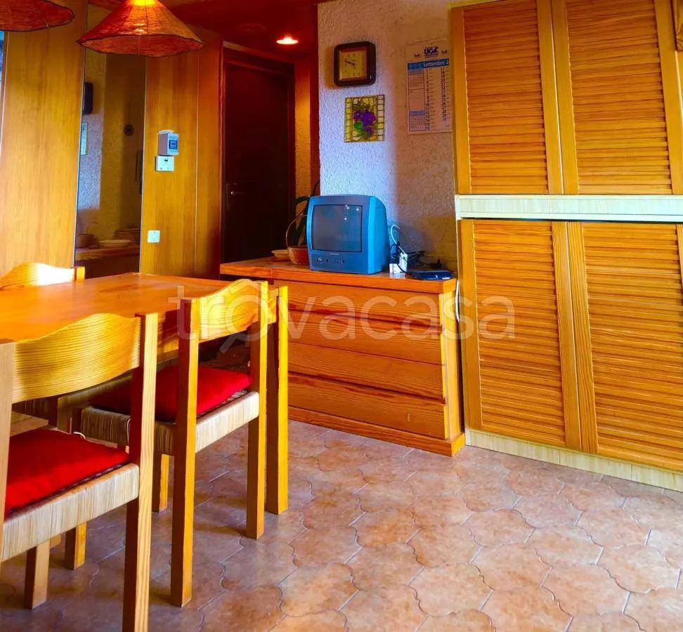 Sala da pranzo - Armed Apartment with Balcony in Saint Gree, Viola