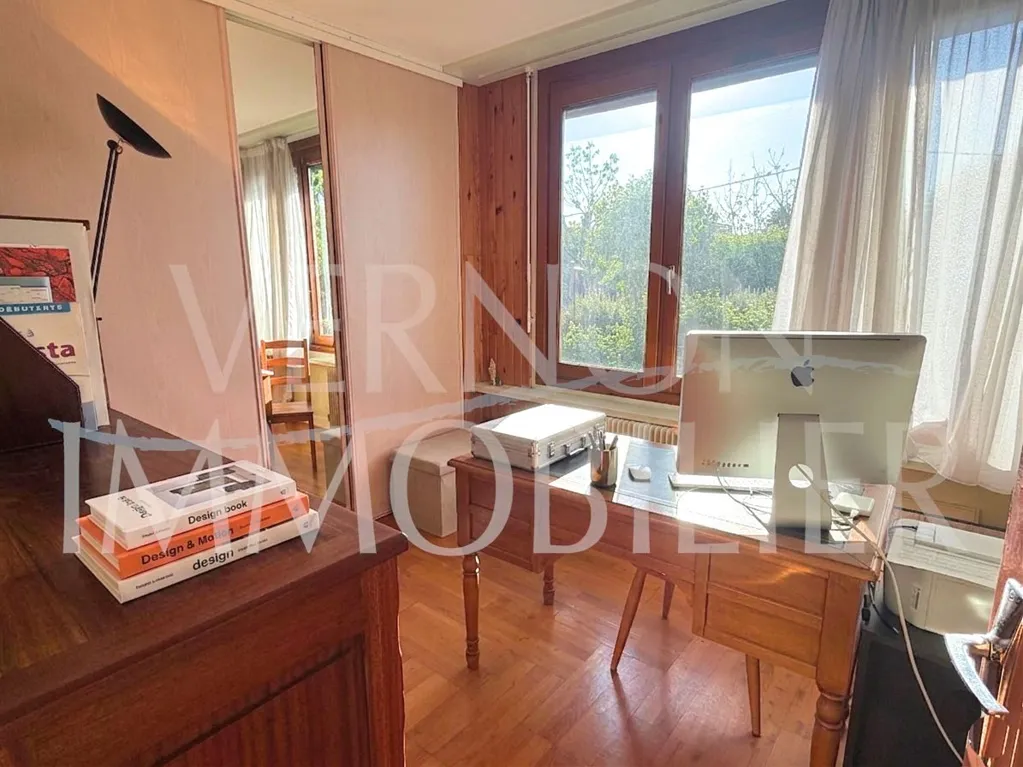 Kabinet - Detached House with Veranda in Vernon