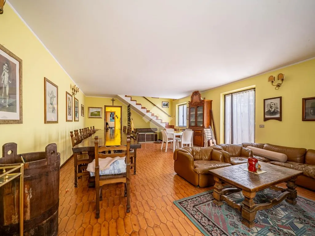 Elutuba - Trifamiliare with Garden in Erbezzo
