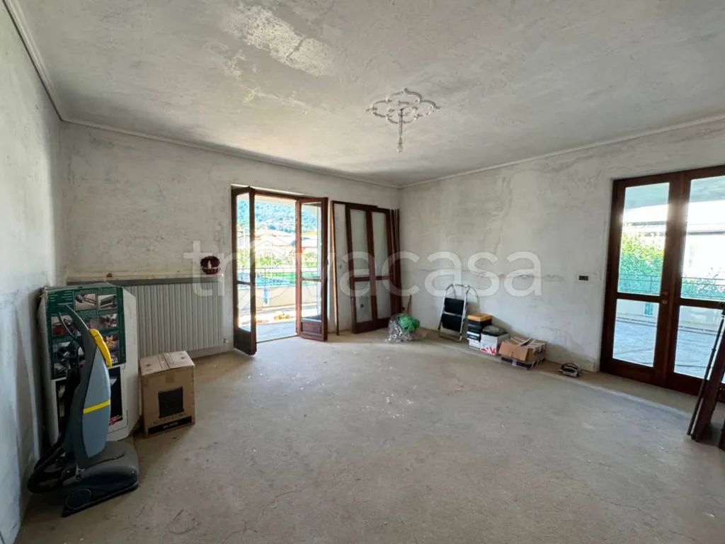 Elutuba - Villa with Potential for Two Apartments in Boves