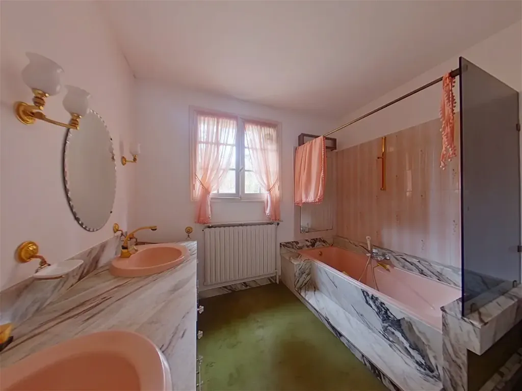 Salles de bain - Maison des Années 60 avec Vue Panoramique à Montmorillon