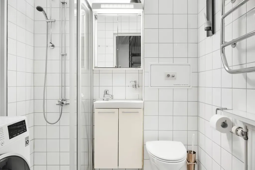 Vannitoad - City Centre Flat with Glazed Balcony in Öster