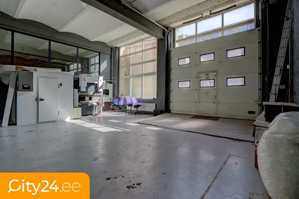 Toad - Warehouse/Shop Space with 3 Floors in VEF District