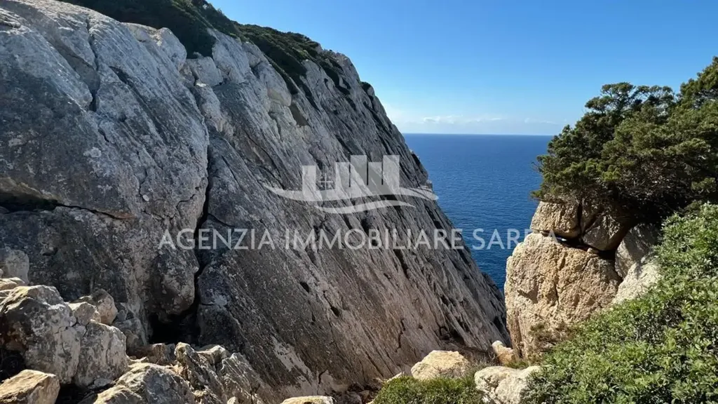Jardin - Villa with Seafront Potential in Alghero