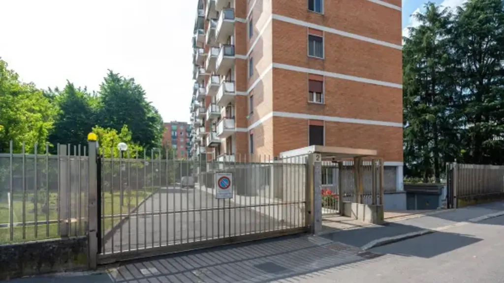 Esterno - Bright Trilocale with Balcony in Gallaratese, Milan