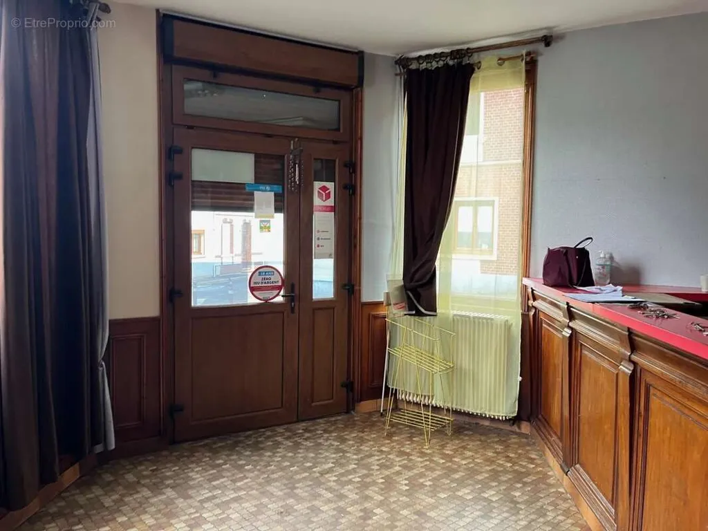 Entrée - Grande Salle de Restaurant avec Cour à Saint-Acheul