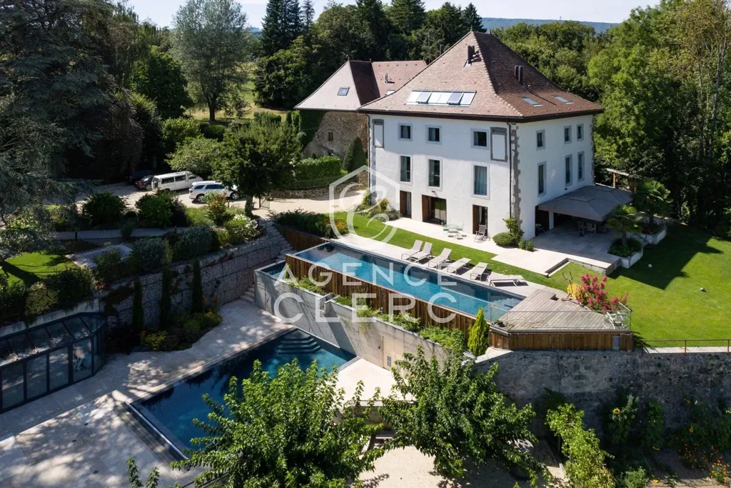 Vue aérienne - Propriété Historique avec Piscines à Pers-Jussy