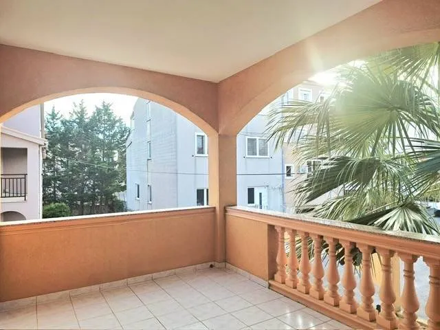 Rõdu - Spacious 4-Bedroom Apartment with Terrace in Pula