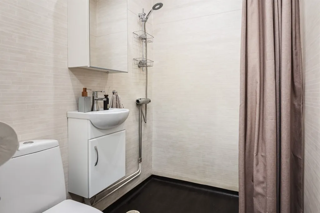 Bathrooms - Bright Studio Flat with South-Facing Windows in Haga