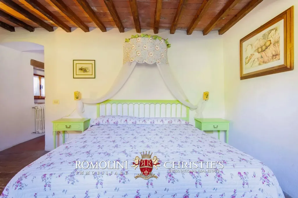 Bedrooms - Villa with Vineyard and Pool near Florence