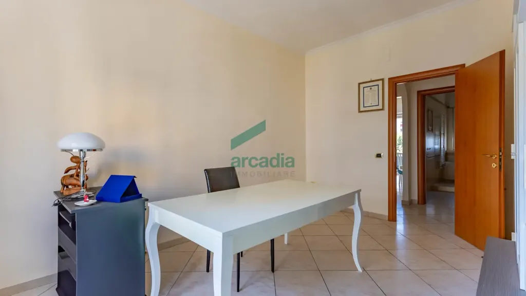 Bureau - 4-Bedroom Apartment with Balcony in Bari