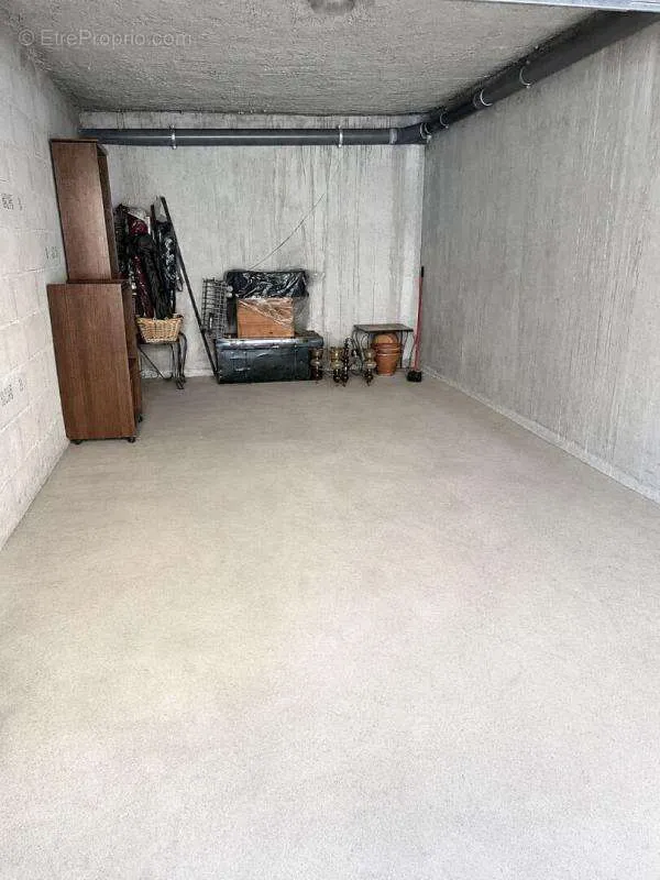 Garage - Appartement avec Balcon et Garage à ANSE