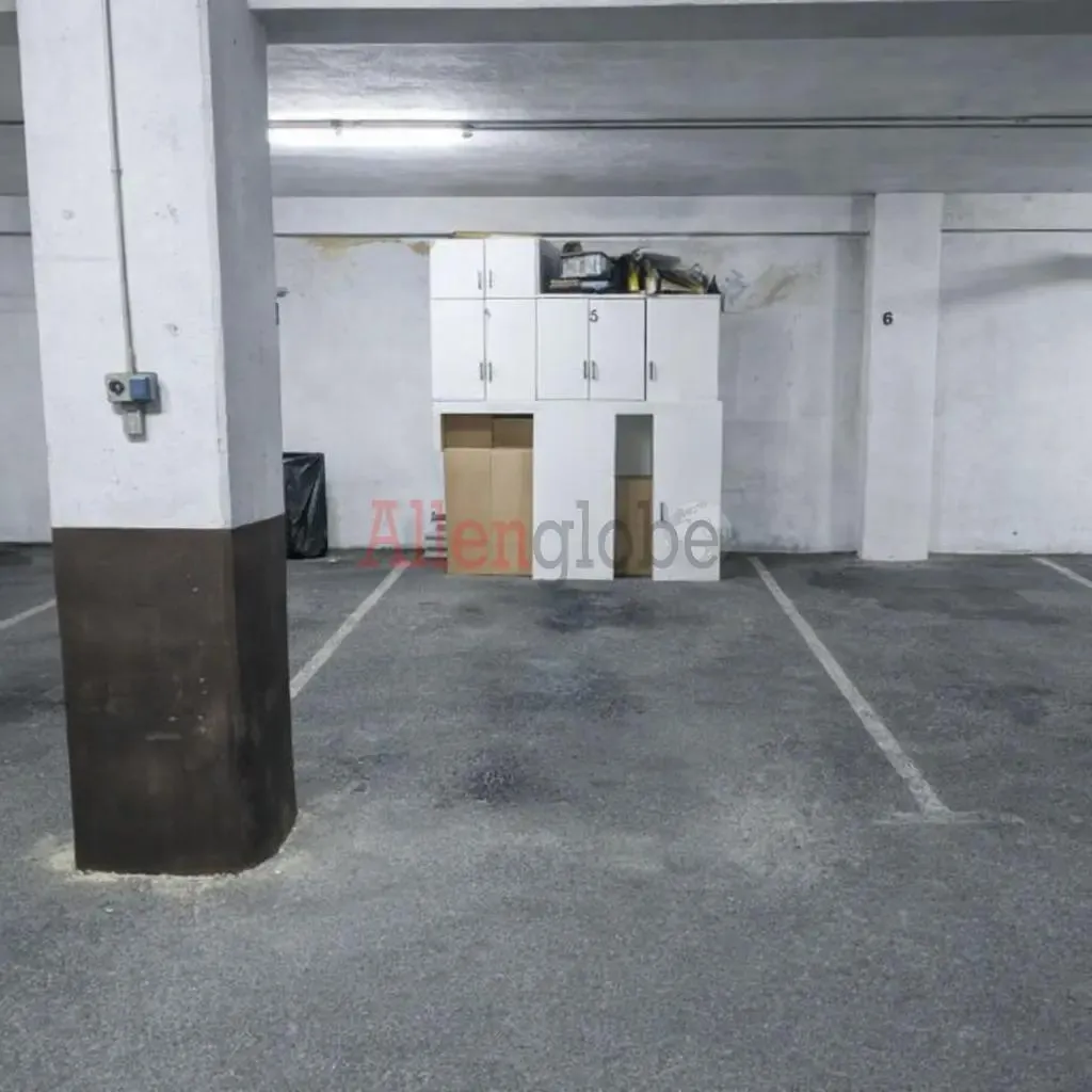 Garaaž - Garage with Automatic Gate in Oviedo