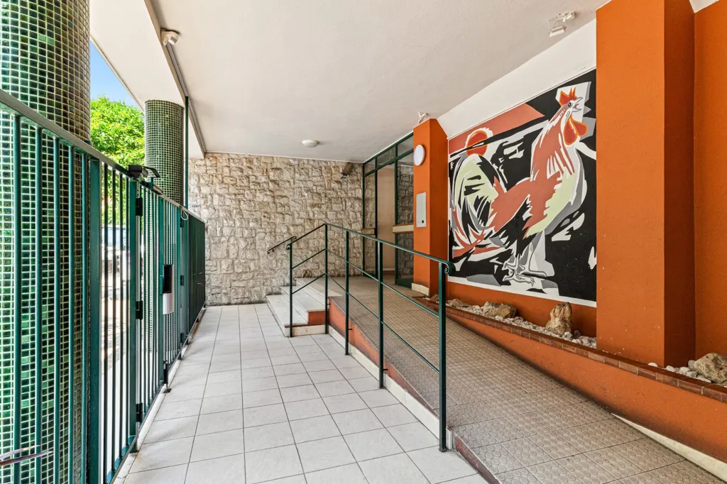 Esik - Renovated Flat with Balconies in Menton Centre