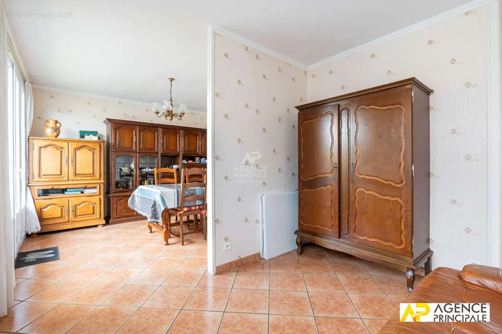 Söögituba - 3-Bedroom Apartment with Balcony in Le Mesnil-le-Roi