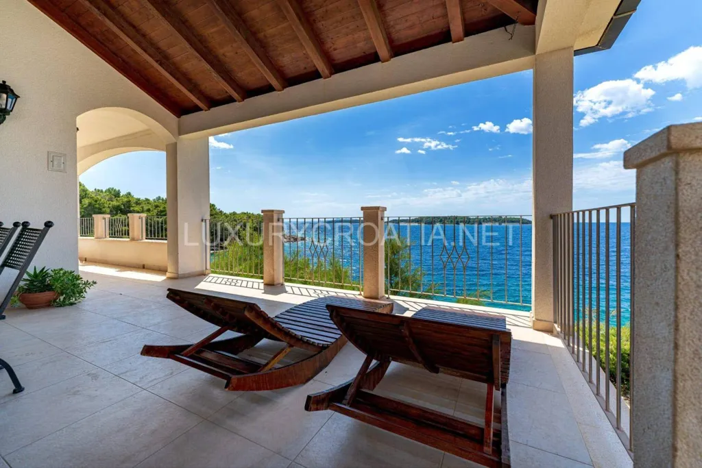 Terrass - Beachfront Villa with Jacuzzi in Korčula