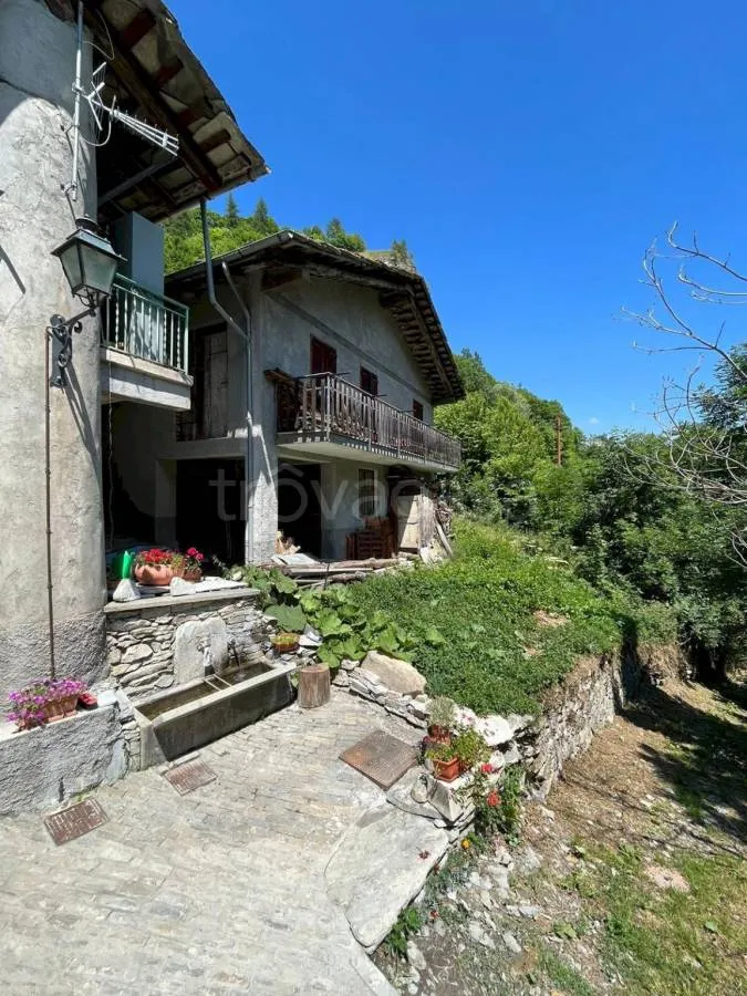 Exterior - Rustic House with Garden in Bellino