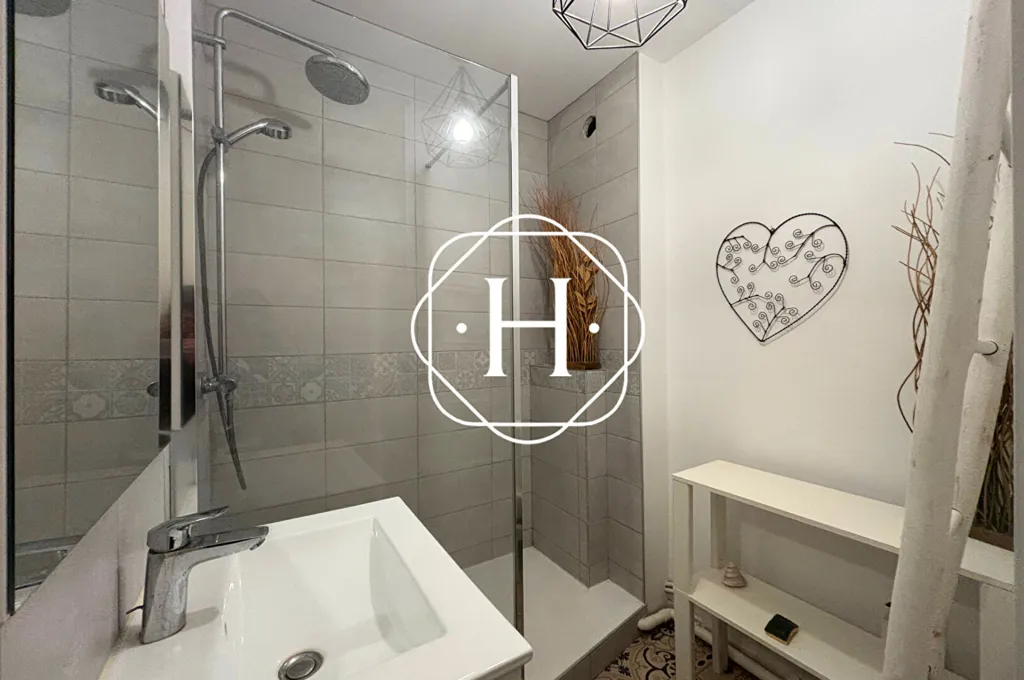 Salles de bain - Duplex Rénové avec Mezzanine à Bourg-en-Bresse
