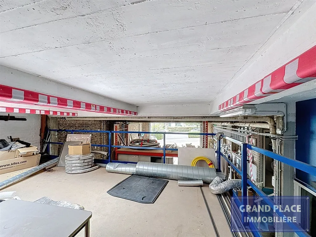 Garage - Immeuble avec Entrepôt et Appartements Rénovés près de Bruxelles