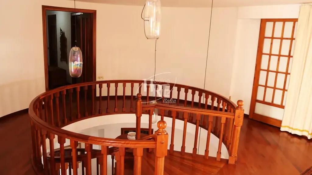 Pièces - Architectural Villa with Central Staircase in Amantea