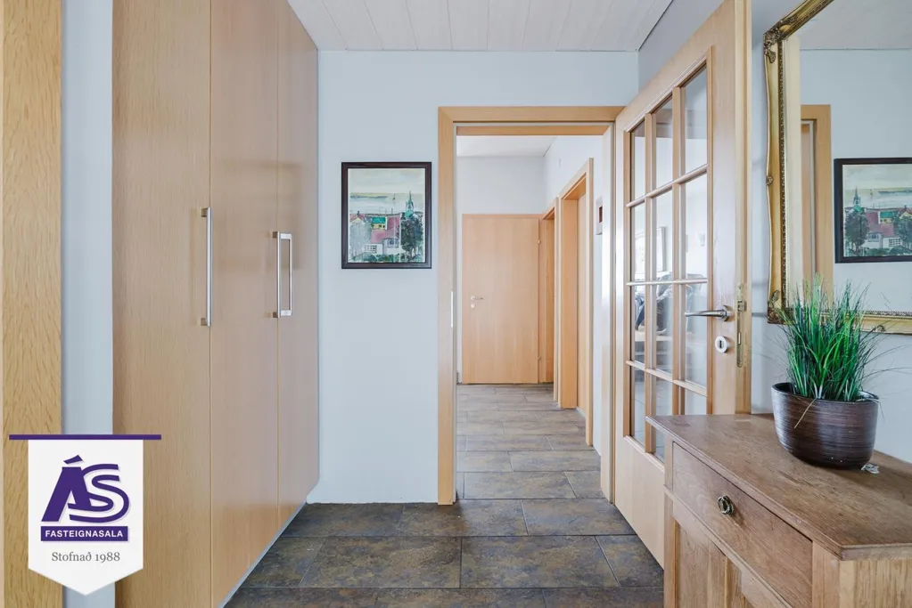 Ingresso - House with Garden and Pool in Hafnarfjörður