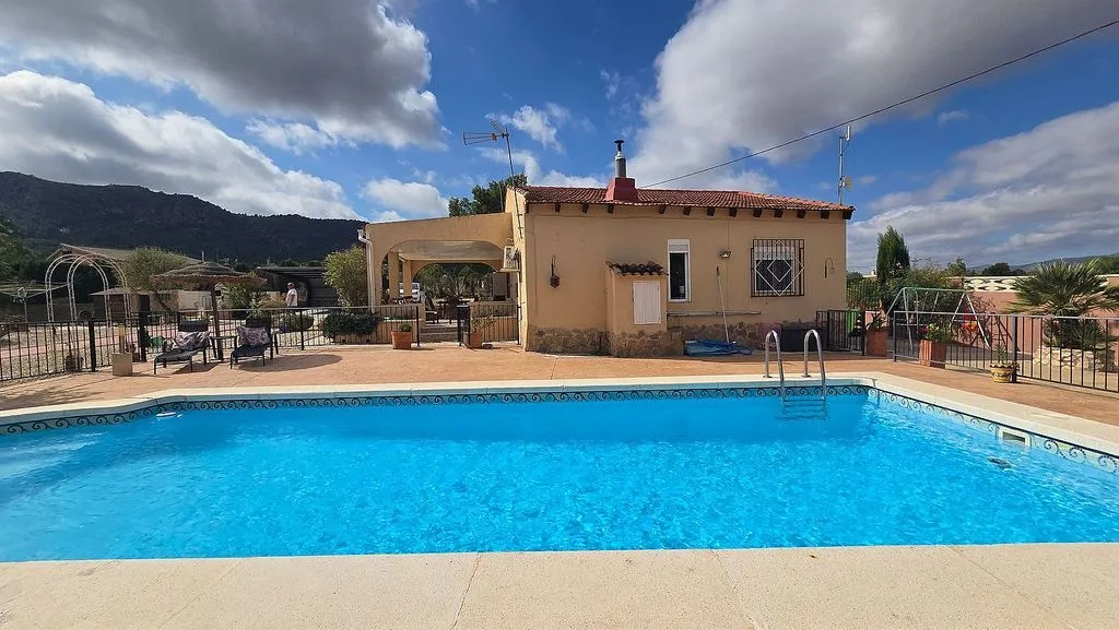 Piscine - Chalet with Pool and Terrace in Sax