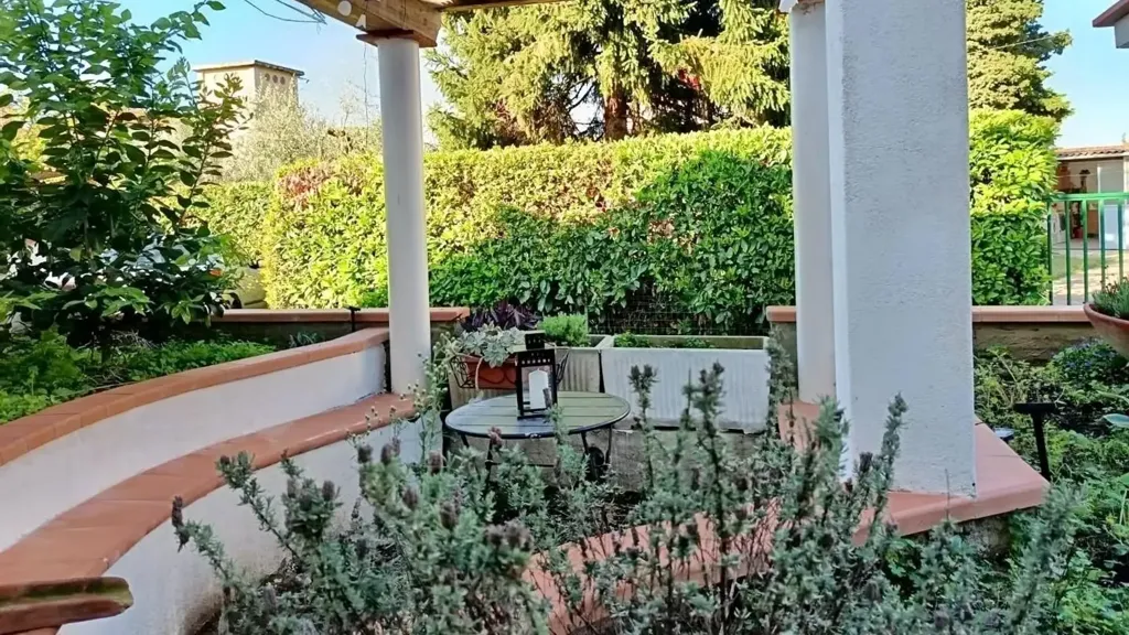 Aed - Rustic-Style Flat with Private Garden in Empoli
