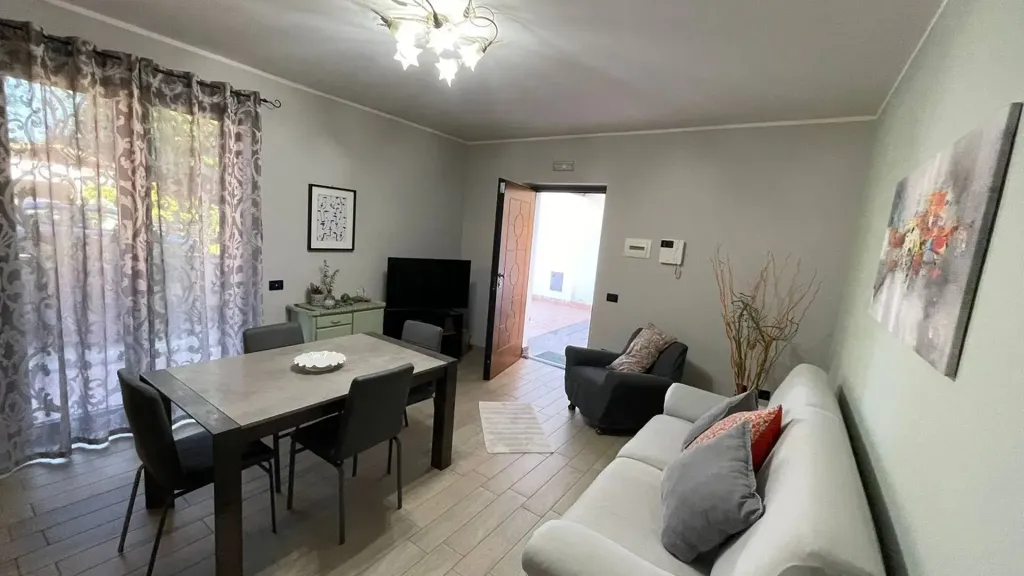 Salle à manger - Rear-Accessed Apartment with Private Garden in Ceccano