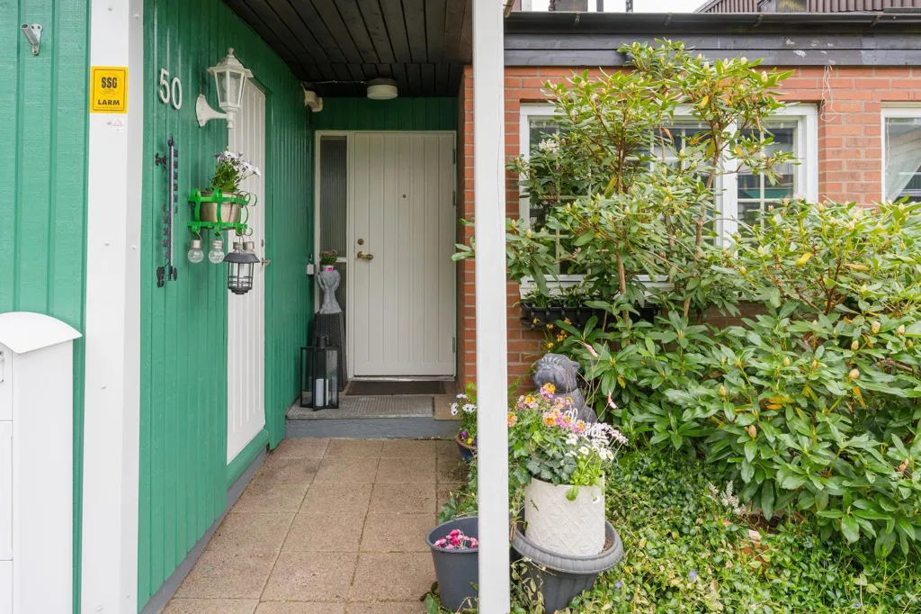 Aed - Terraced House with Corner Plot in Borås