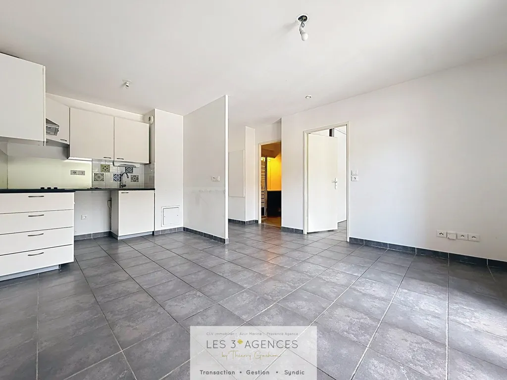 Cuisine - Appartement T2 avec Balcon au Centre de Cogolin