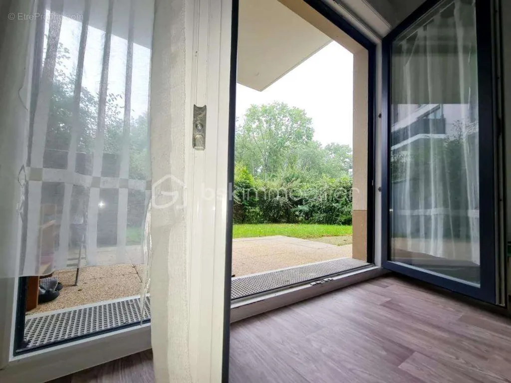 Toad - Bright 2-Bedroom Apartment with Private Garden in Quiet District