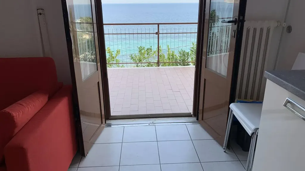 Living Room - Seafront Apartment with Garage in Spotorno