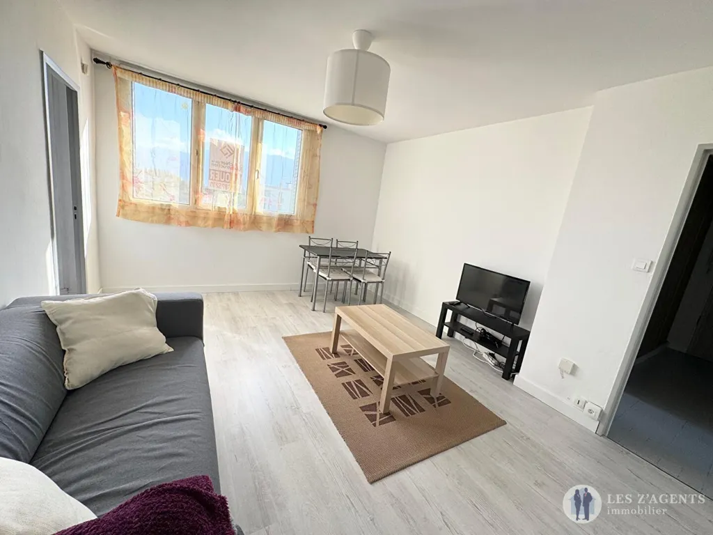 Living Room - Meubled 4-Bedroom Apartment with View in Saint-Martin-d'Hères