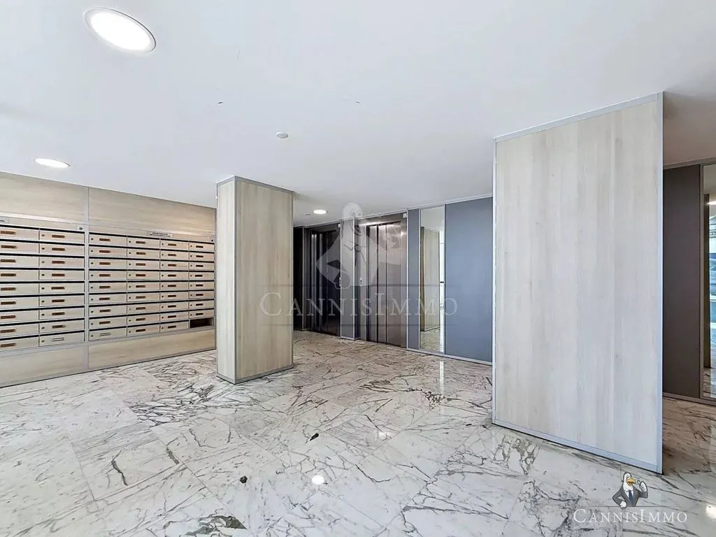 Entrée - Appartement 4 Pièces avec Garage à Cannes
