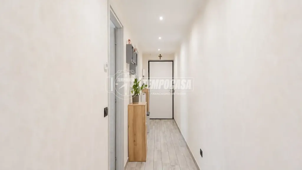 Entrée - Modernised Three-Bedroom Apartment in Muggiò