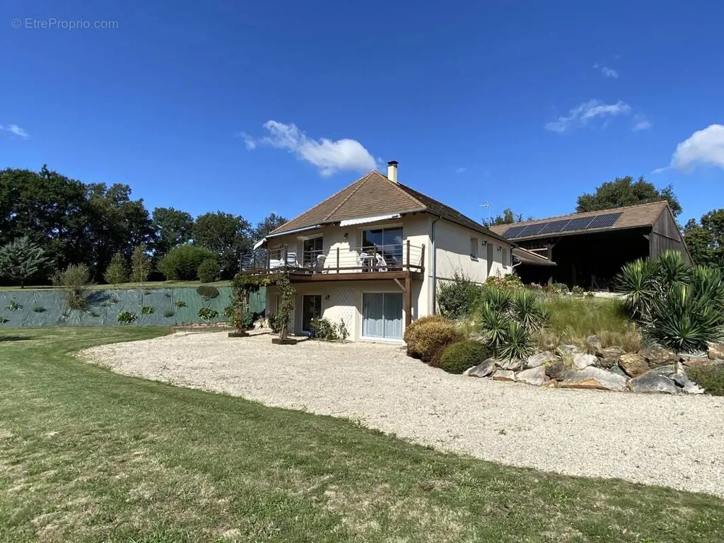 Extérieur - Propriété Contemporaine avec Parc à 8 km de Châtellerault