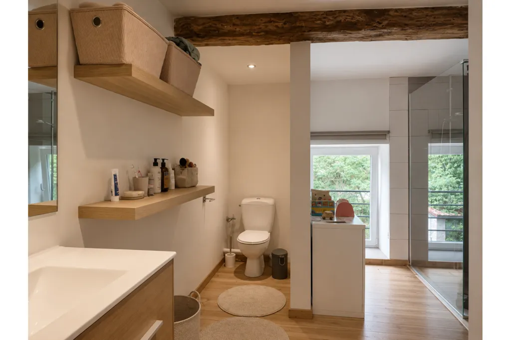 Bathrooms - Charming House with Terrace in Falaën