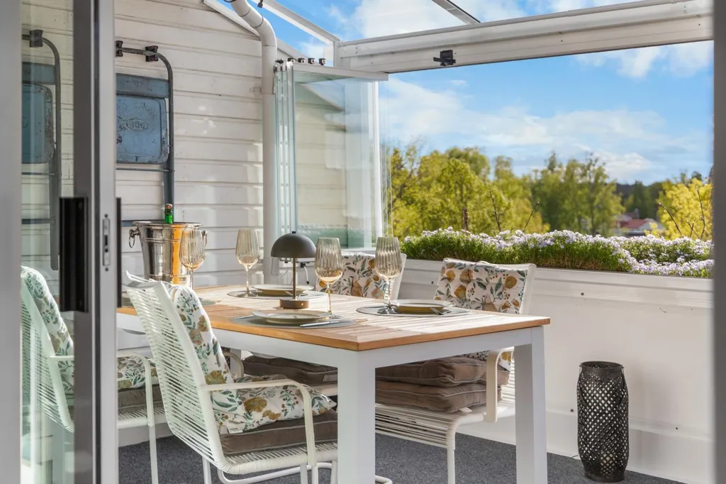 Terrass - Apartment with Balcony in Sollentuna