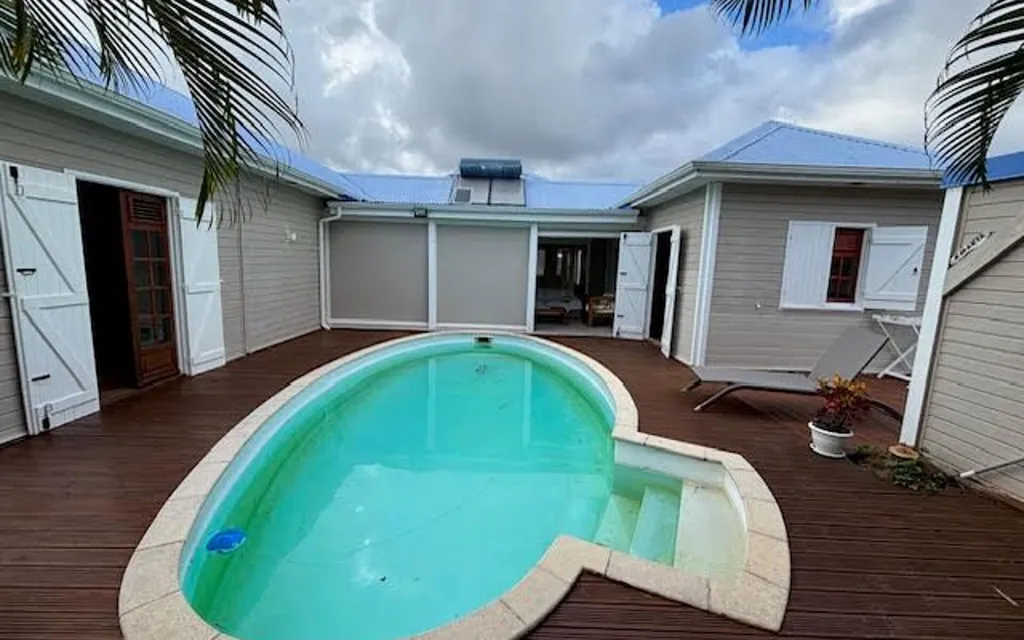 Piscine - Villa Meublée avec Piscine à Le Moule