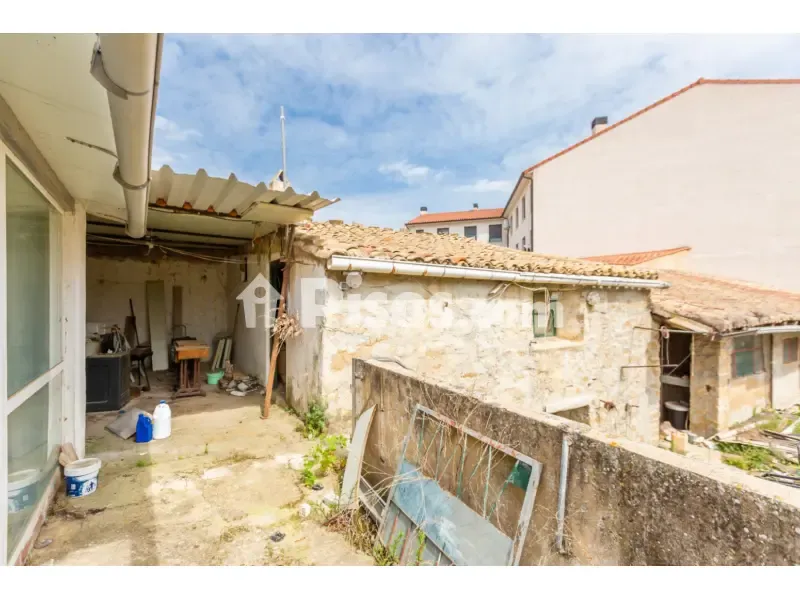 Garden - Mixed-Use Property with Dual Access in Tafalla