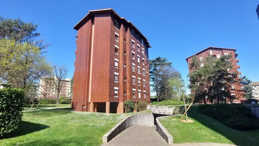 Garden - Four-Bedroom Apartment with Balcony in Monza